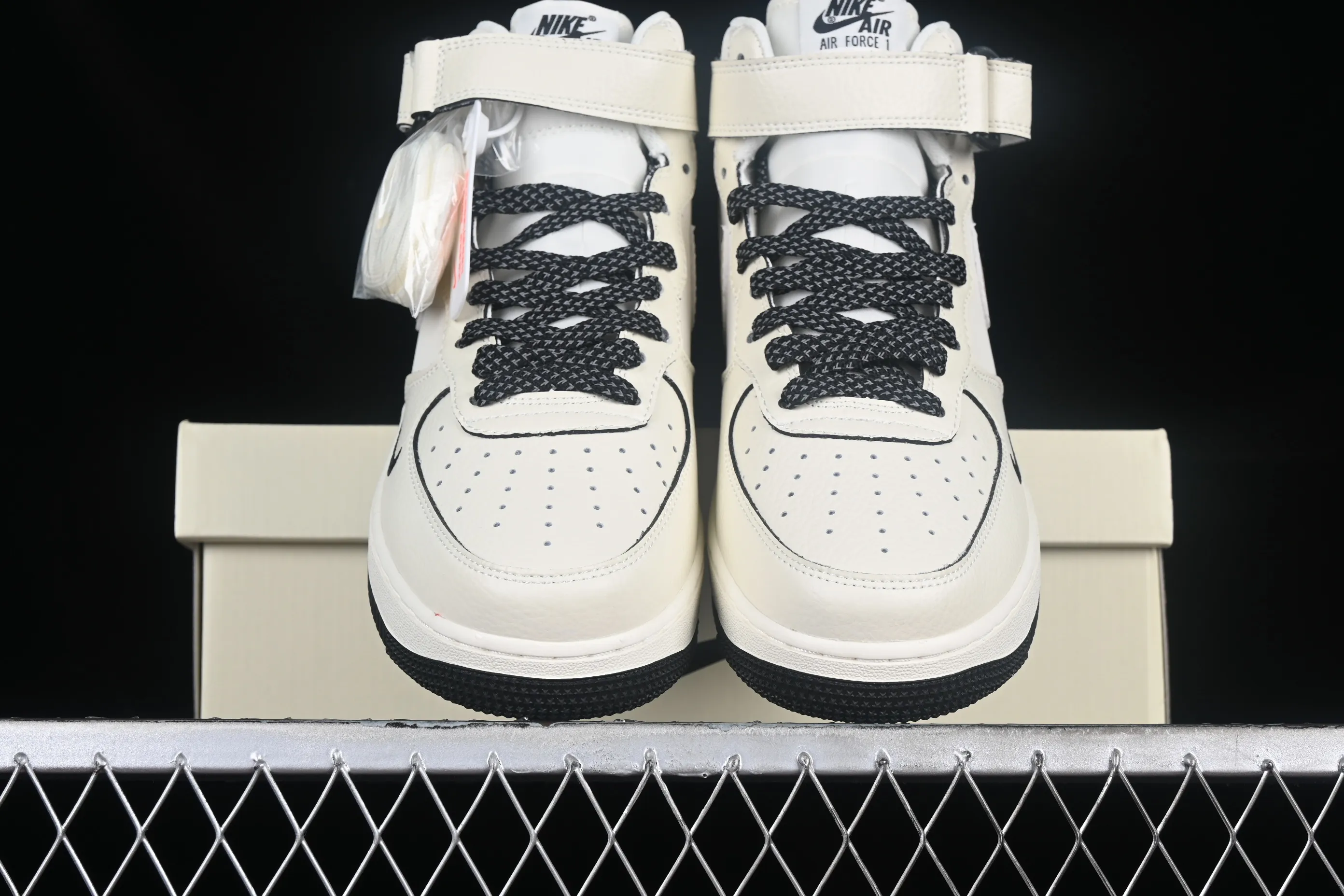 All categories Nk Air Force 1 Air Force series Nk Air Force 1 Mid Air Force mid-top Nk Air Force 1'07 Mid black pearlescent small hook Air Force One mid-top casual sneakers SG2356-807